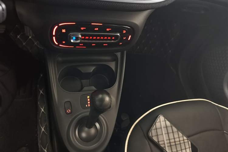 Used smart fortwo 2018 1.0L 52kW Hardtop Passion Edition China V Standard Gear Lever