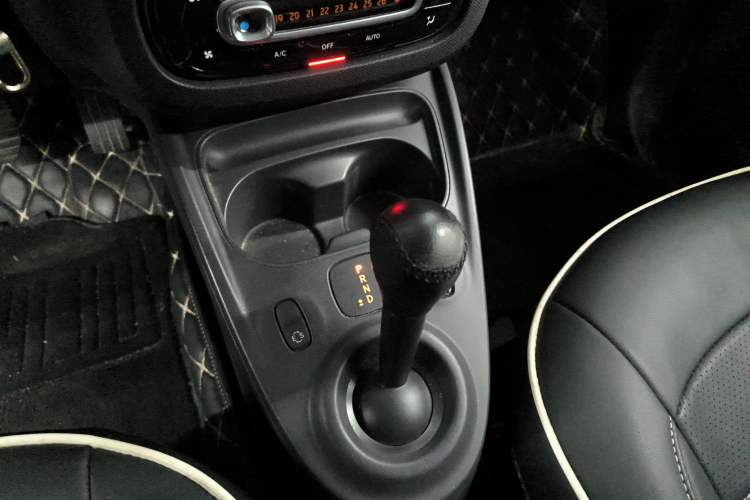 Used smart fortwo 2018 1.0L 52kW Hardtop Passion Edition China V Standard Gear Lever