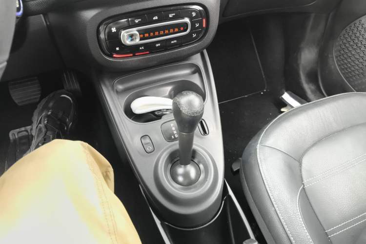 Used smart fortwo 2018 0.9T 66kW Hardtop Pioneer Edition China V Emission Standard Gear Lever