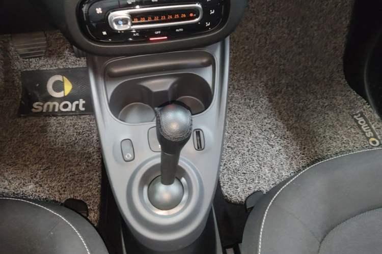 Used smart fortwo 2018 1.0L 52kW Hardtop Passion Edition China V Standard Gear Lever