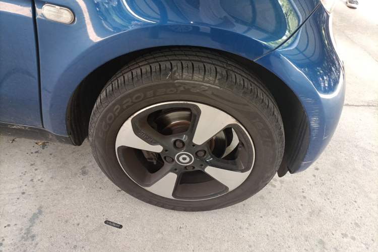 Used smart fortwo 2018 1.0L 52kW Hardtop Passion Edition China V Standard Right Front Wheel Hub