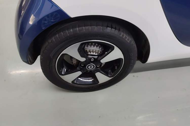 Used smart fortwo 2018 1.0L 52kW Hardtop Passion Edition China V Standard Right Rear Wheel Hub