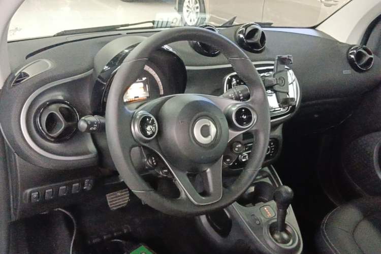 Used smart fortwo 2018 1.0L 52kW Hardtop Passion Edition China V Standard Steering Wheel