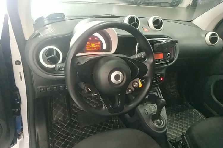 Used smart fortwo 2018 1.0L 52kW Hardtop Dynamic Version China V Steering Wheel
