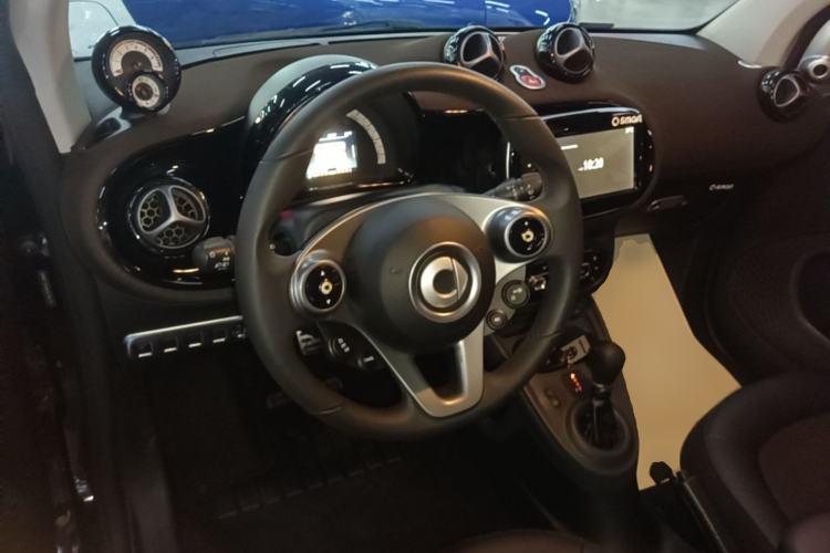 Used smart fortwo 2018 0.9T 66 kW Chocolate Special Edition China V Standard Center Console