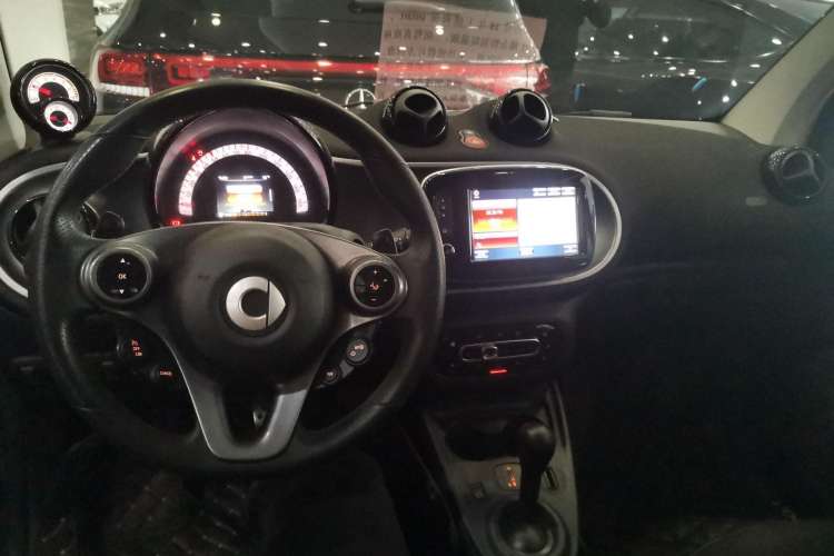 Used smart fortwo 2018 0.9T 66 kW Yaojin Special Edition China V Standard Center Console