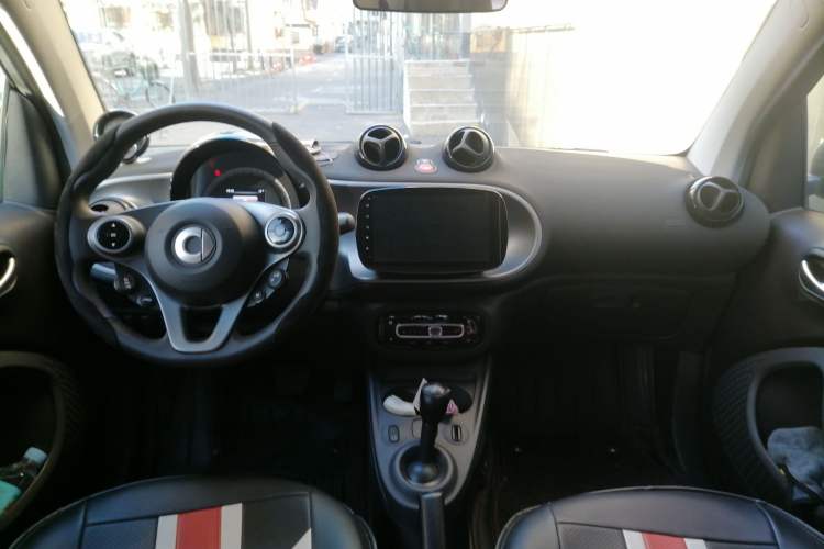 Used smart fortwo 2018 1.0L 52 kW Yaojin Special Edition China V Standard Center Console