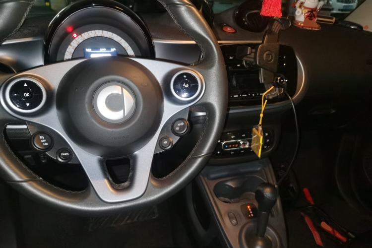 Used smart fortwo 2018 1.0L 52kW Hardtop Passion Edition China V Standard Center Console