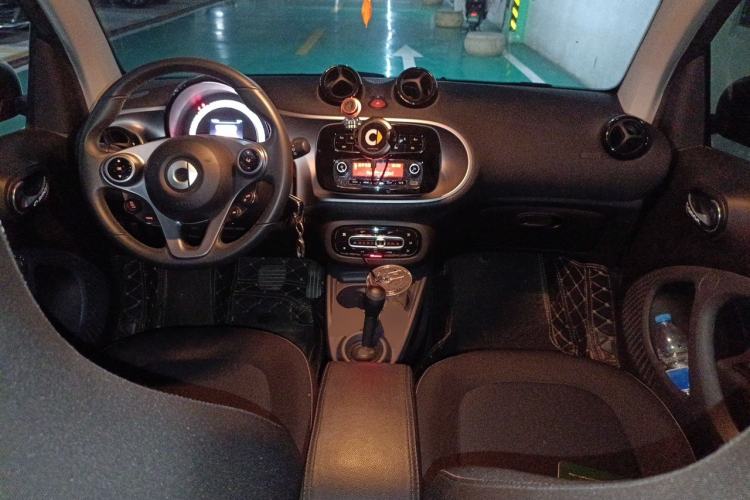 Used smart fortwo 2018 1.0L 52kW Hardtop Passion Edition China V Standard Center Console