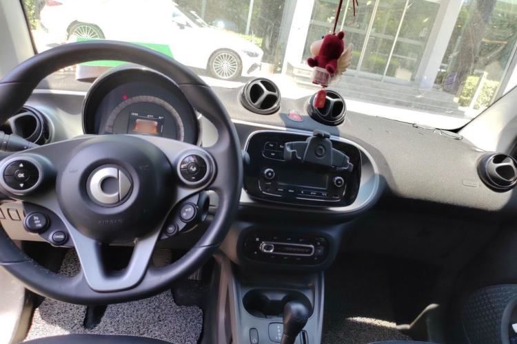Used smart fortwo 2018 1.0L 52kW Hardtop Passion Edition China V Standard Center Console