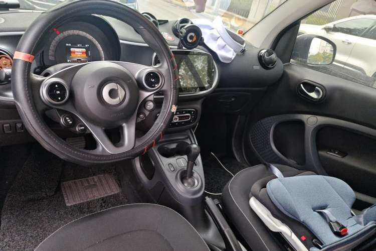 Used smart fortwo 2018 0.9T 66 kW Hardtop Sharp Edition China V Center Console
