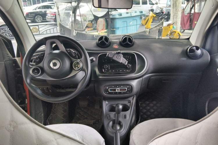Used smart fortwo 2018 1.0L 52kW Hardtop Dynamic Version China V Center Console