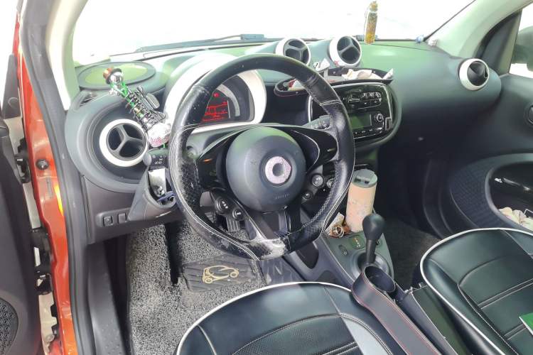 Used smart fortwo 2018 1.0L 52kW Hardtop Dynamic Version China V Center Console