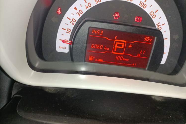 Used smart fortwo 2018 1.0L 52kW Hardtop Dynamic Version China V Odometer Close Up
