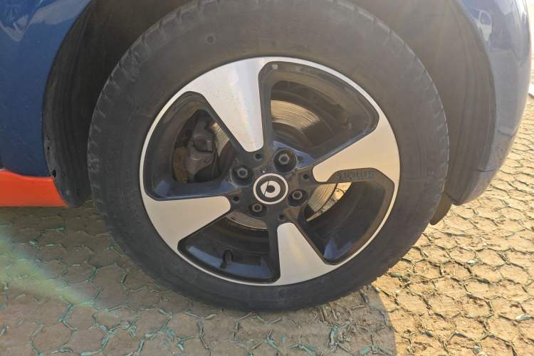 Used smart fortwo 2018 1.0L 52kW Hardtop Passion Edition China V Standard Right Front Wheel Hub