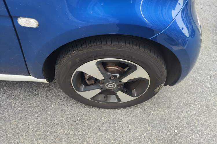 Used smart fortwo 2018 1.0L 52kW Hardtop Passion Edition China V Standard Right Front Wheel Hub