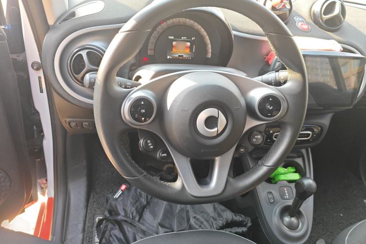 Used smart fortwo 2018 1.0L 52kW Hardtop Passion Edition China V Standard Steering Wheel