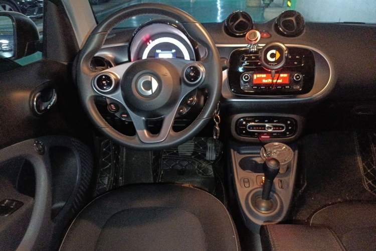 Used smart fortwo 2018 1.0L 52kW Hardtop Passion Edition China V Standard Steering Wheel