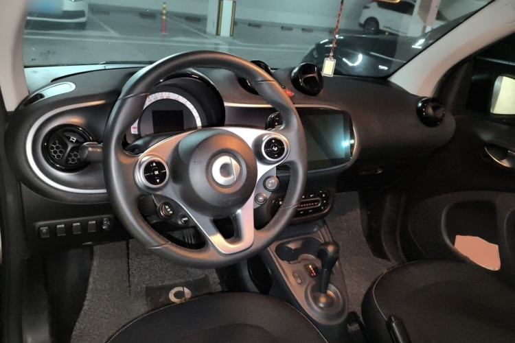 Used smart fortwo 2018 1.0L 52kW Hardtop Passion Edition China V Standard Center Console