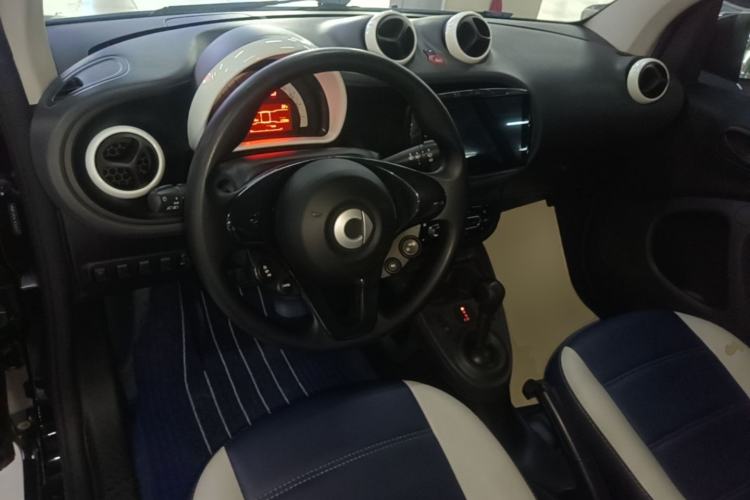 Used smart fortwo 2018 1.0L 52kW Hardtop Dynamic Version China V Center Console