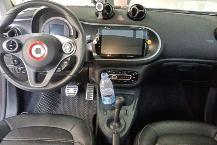 Used smart fortwo 2018 1.0L 52kW Hardtop Passion Edition China V Standard Center Console