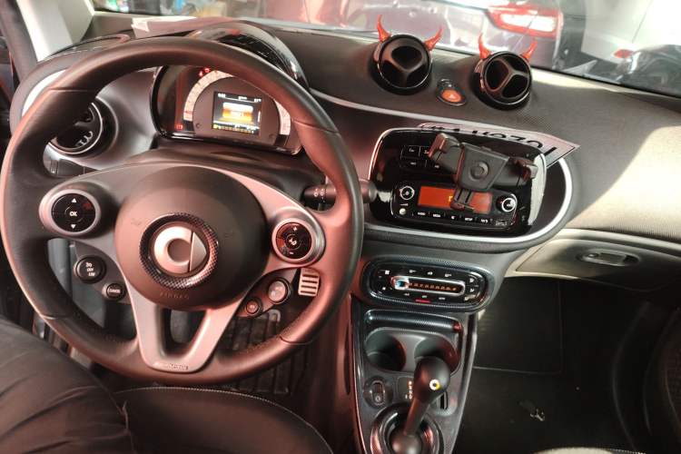 Used smart fortwo 2018 1.0L 52kW Hardtop Passion Edition China V Standard Center Console