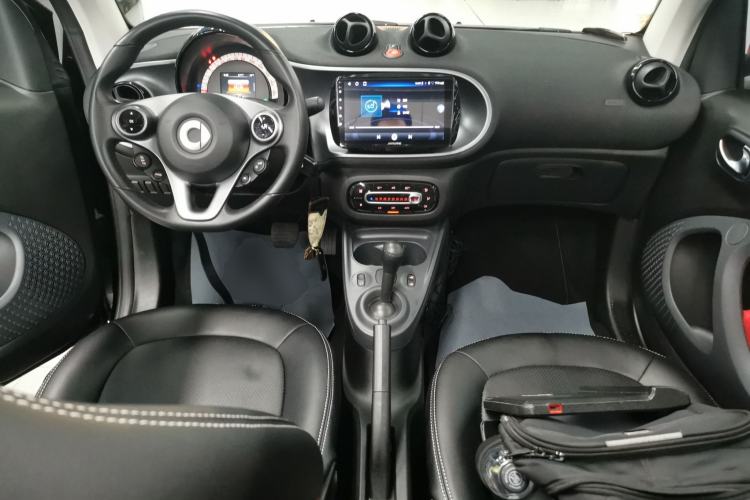 Used smart fortwo 2018 1.0L 52kW Convertible Passion Edition China V Standard Center Console