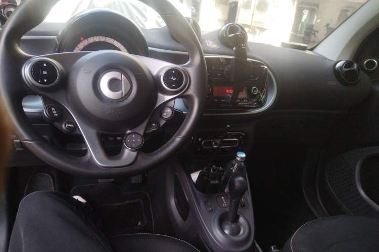 Used smart fortwo 2018 1.0L 52 kW Yaojin Special Edition China V Standard Center Console