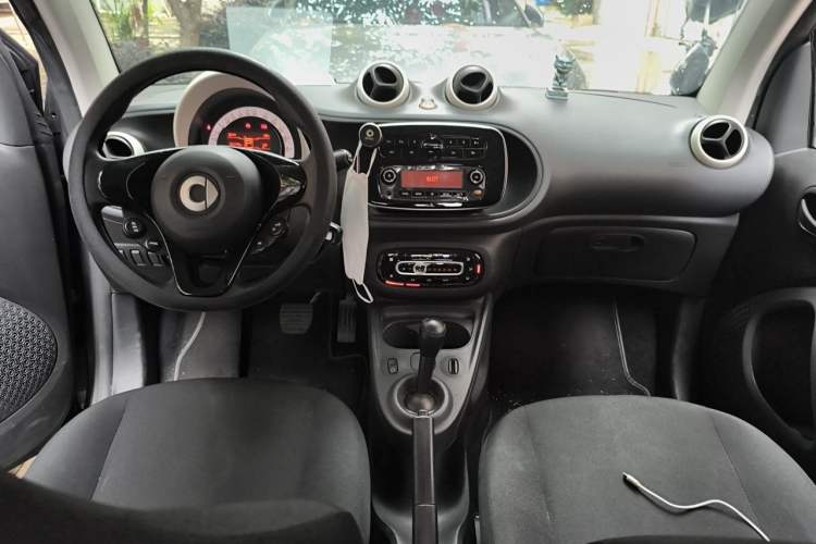 Used smart fortwo 2018 1.0L 52kW Hardtop Dynamic Version China V Center Console