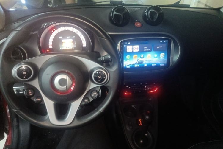 Used smart fortwo 2018 1.0L 52kW Hardtop Passion Edition China V Standard Center Console