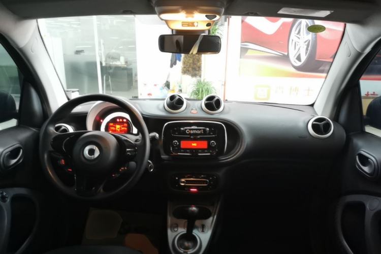 Used smart fortwo 2018 1.0L 52kW Hardtop Dynamic Version China V Center Console
