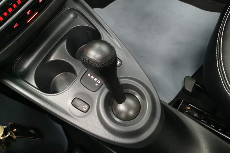 Used smart fortwo 2018 1.0L 52kW Convertible Passion Edition China V Standard Gear Lever