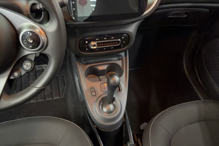 Used smart fortwo 2018 1.0L 52kW Hardtop Passion Edition China V Standard Gear Lever