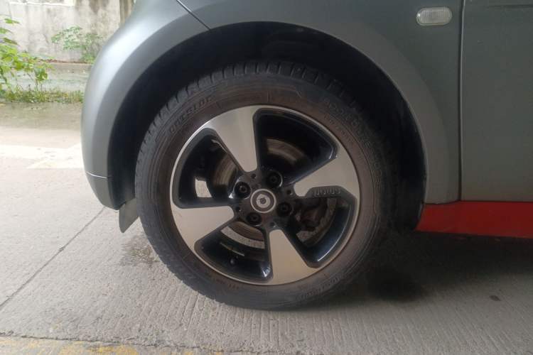 Used smart fortwo 2018 1.0L 52kW Convertible Passion Edition China V Standard Left Front Wheel Hub