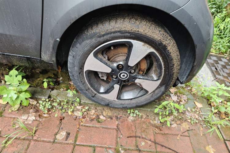 Used smart fortwo 2018 1.0L 52kW Hardtop Passion Edition China V Standard Right Front Wheel Hub
