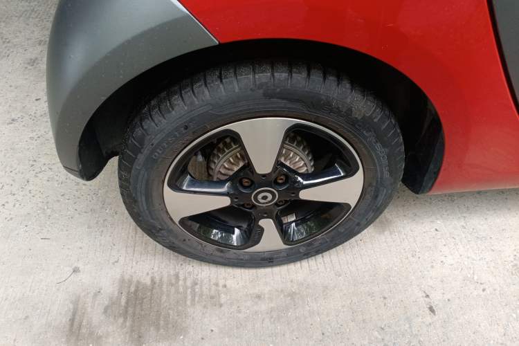 Used smart fortwo 2018 1.0L 52kW Convertible Passion Edition China V Standard Right Rear Wheel Hub