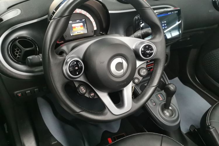 Used smart fortwo 2018 1.0L 52kW Convertible Passion Edition China V Standard Steering Wheel