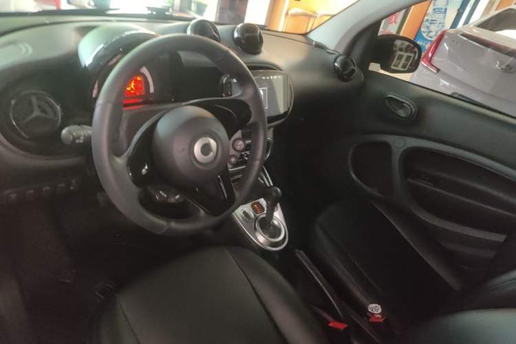 Used smart fortwo 2018 1.0L 52kW Hardtop Dynamic Version China V Center Console