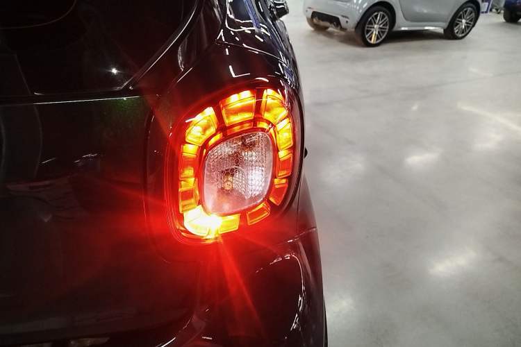 Used smart fortwo 2018 0.9T 66 kW Flowing Green Special Edition China V Standard Right Rear Taillight