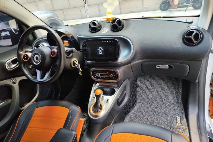 Used smart fortwo 2018 1.0L 52kW Hardtop Passion Edition China V Standard Center Console