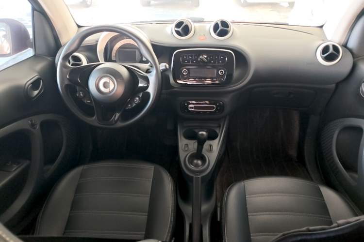 Used smart fortwo 2018 1.0L 52kW Hardtop Dynamic Version China V Center Console