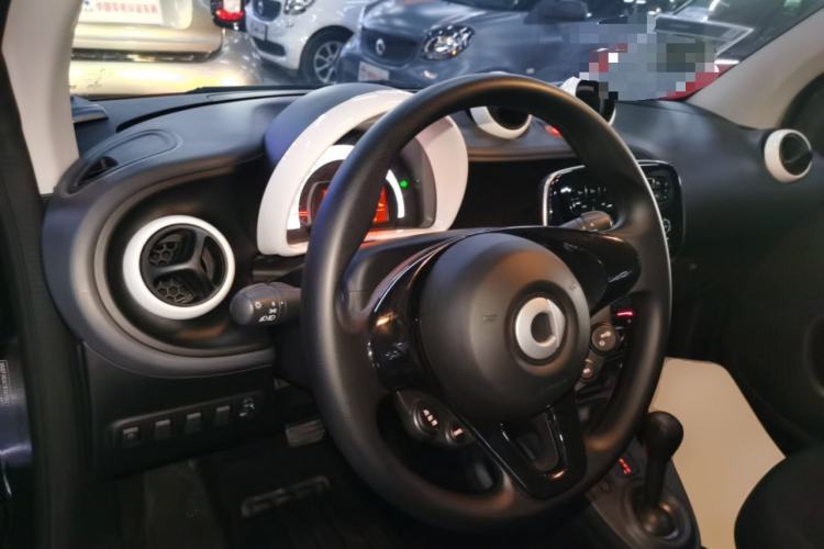 Used smart fortwo 2018 1.0L 52kW Hardtop Dynamic Version China V Center Console