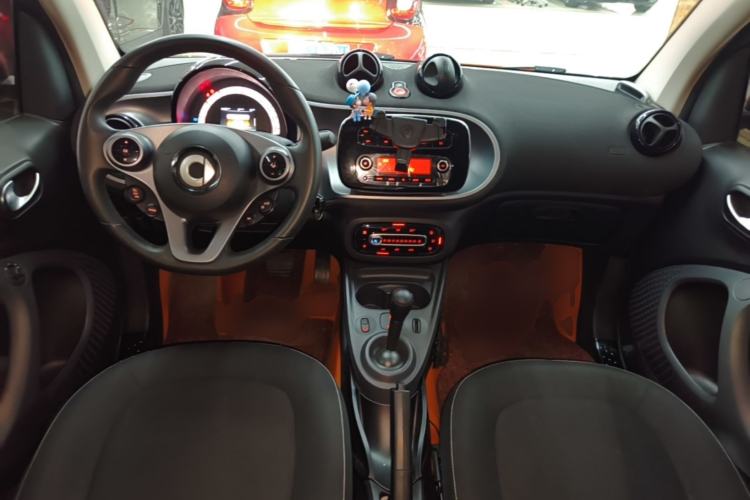 Used smart fortwo 2018 1.0L 52kW Hardtop Passion Edition China V Standard Center Console