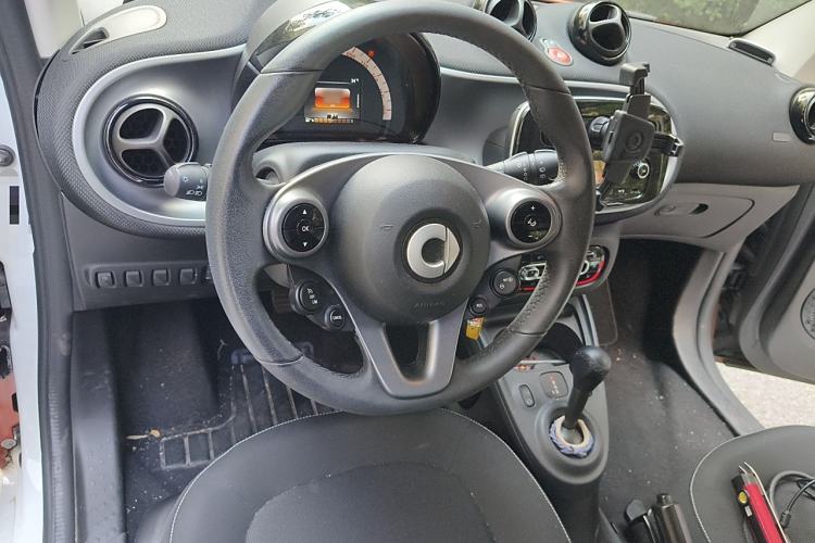 Used smart fortwo 2018 1.0L 52kW Hardtop Passion Edition China V Standard Steering Wheel
