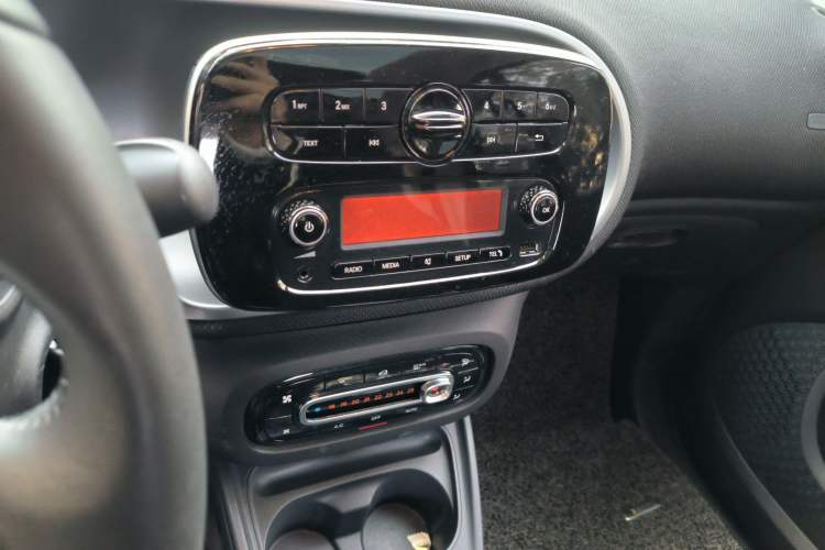 Used smart fortwo 2018 1.0L 52 kW Yaojin Special Edition China V Standard Audio And AC Panel