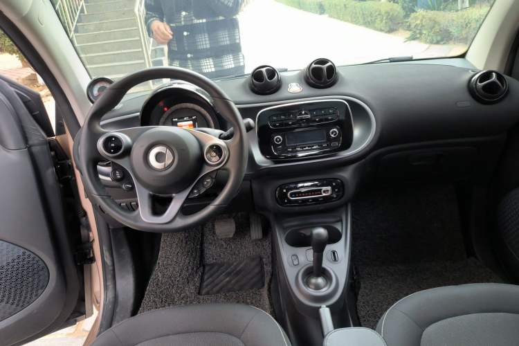 Used smart fortwo 2018 1.0L 52 kW Yaojin Special Edition China V Standard Center Console