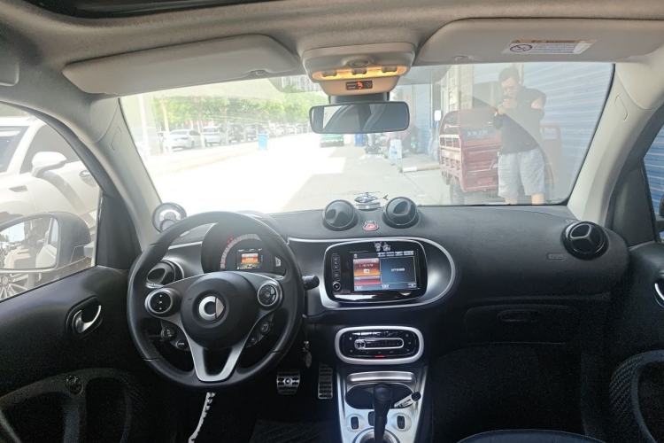 Used smart fortwo 2018 0.9T 66kW Hardtop Pioneer Edition China V Emission Standard Center Console