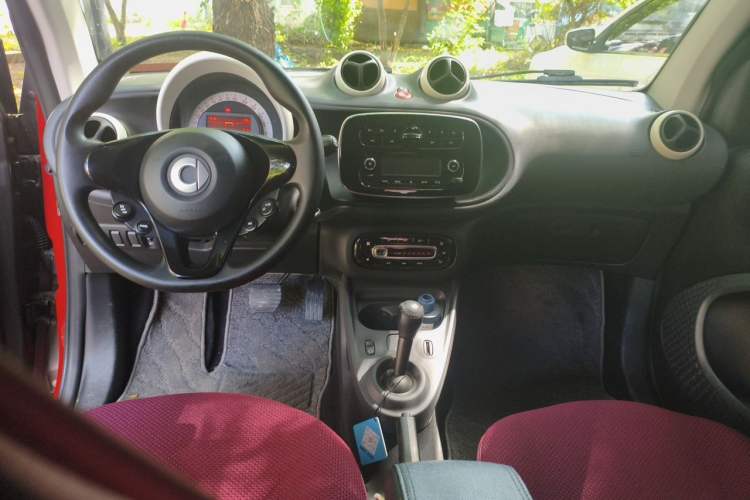 Used smart fortwo 2018 1.0L 52kW Hardtop Dynamic Version China V Center Console