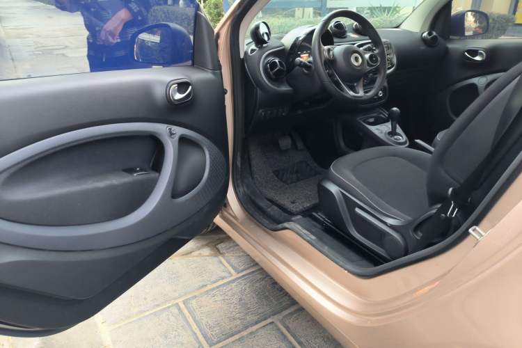 Used smart fortwo 2018 1.0L 52 kW Yaojin Special Edition China V Standard Driver Seat
