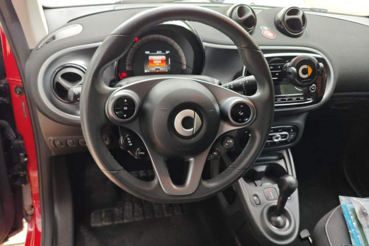 Used smart fortwo 2018 1.0L 52kW Convertible Passion Edition China V Standard Steering Wheel